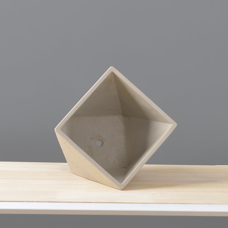 Macetero Cemento Triangular 650